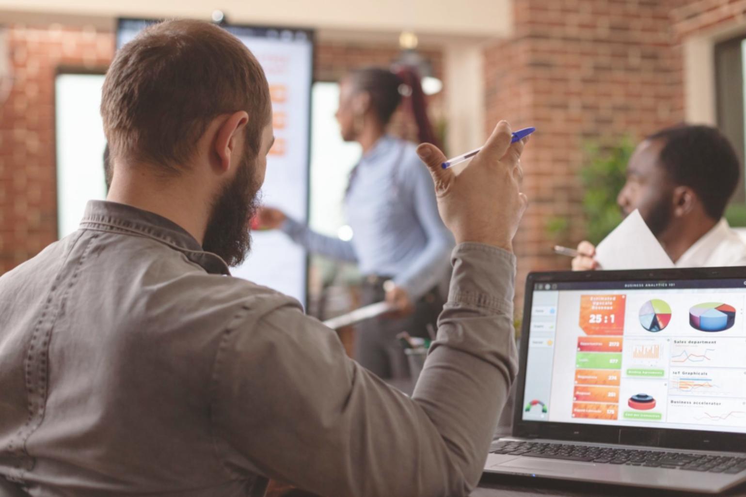Modern investment education platform showing market indicators and analysis tools